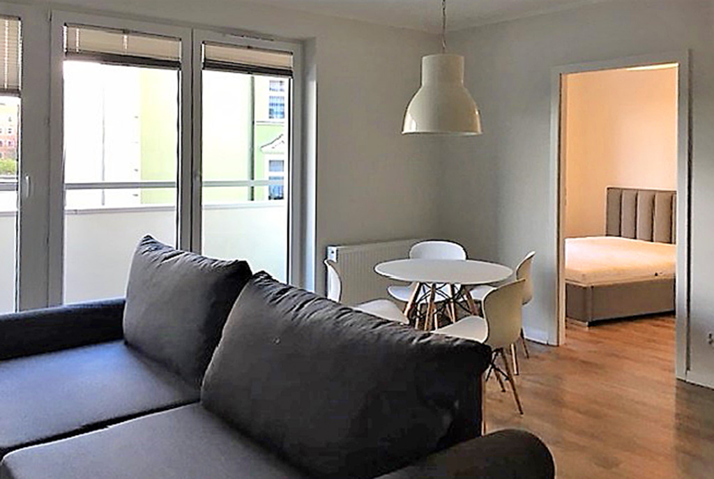 widok z innej perspektywy na komfortowy salon w ekskluzywnym apartamencie w Szczecinie na sprzedaż