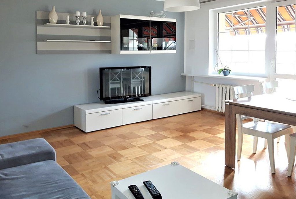 zaprojektowany w nowoczesnym designie salon ekskluzywnego apartamentu do sprzedaży w Szczecinie
