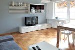 zaprojektowany w nowoczesnym designie salon ekskluzywnego apartamentu do sprzedaży w Szczecinie