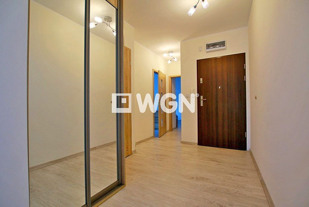 przedpokój z wejściami do poszczególnych pokoi w luksusowym apartamencie w Szczecinie na sprzedaż