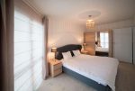 zaciszna, elegancka sypialnia w luksusowym apartamencie w Szczecinie na sprzedaż