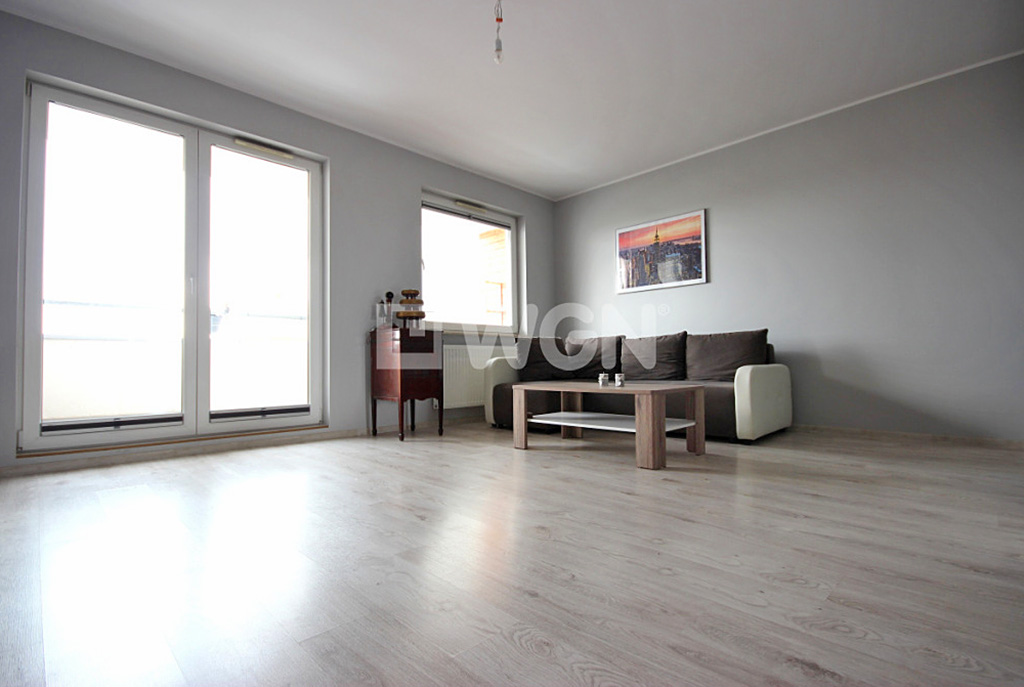 widok z innej perspektywy na komfortowy salon w luksusowym apartamencie do sprzedaży w Szczecinie