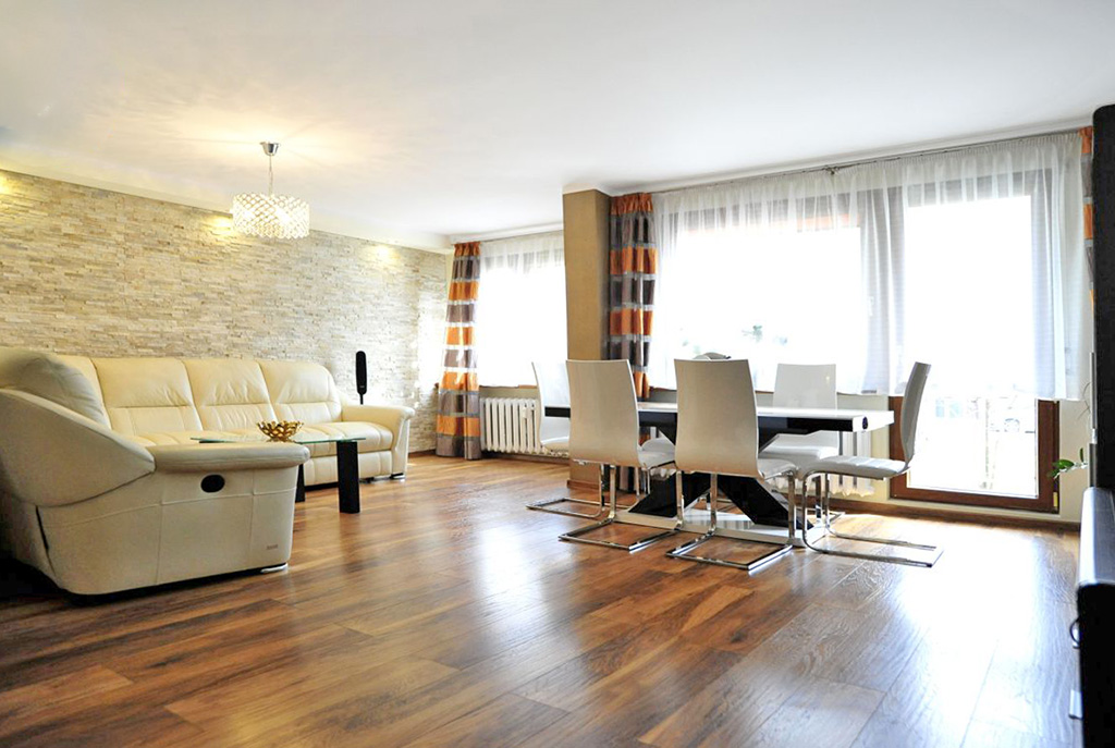 widok z innej perspektywy na salon w luksusowym apartamencie do sprzedaży w okolicach Katowic