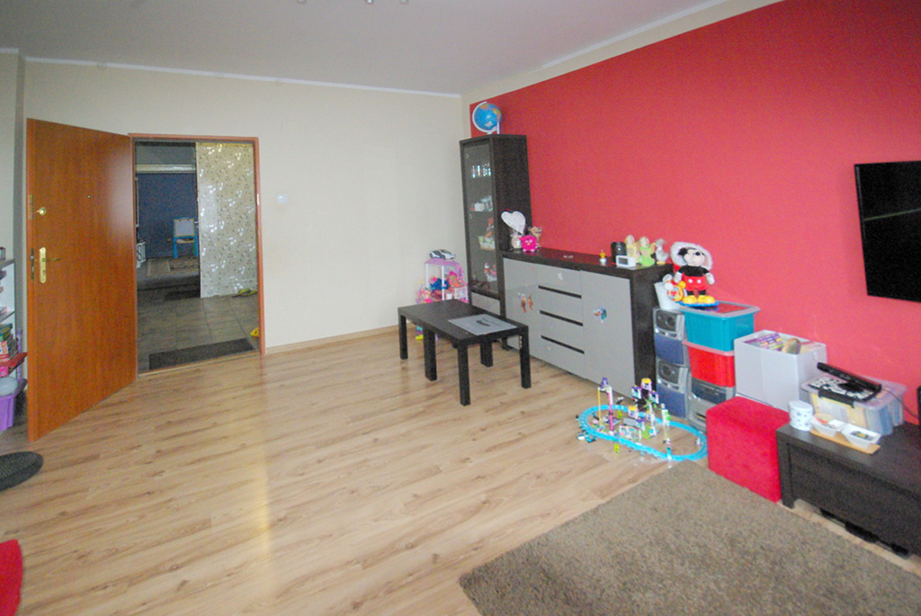 widok z innej perspektywy na luksusowy salon w ekskluzywnym apartamencie do sprzedaży w okolicach Legnicy