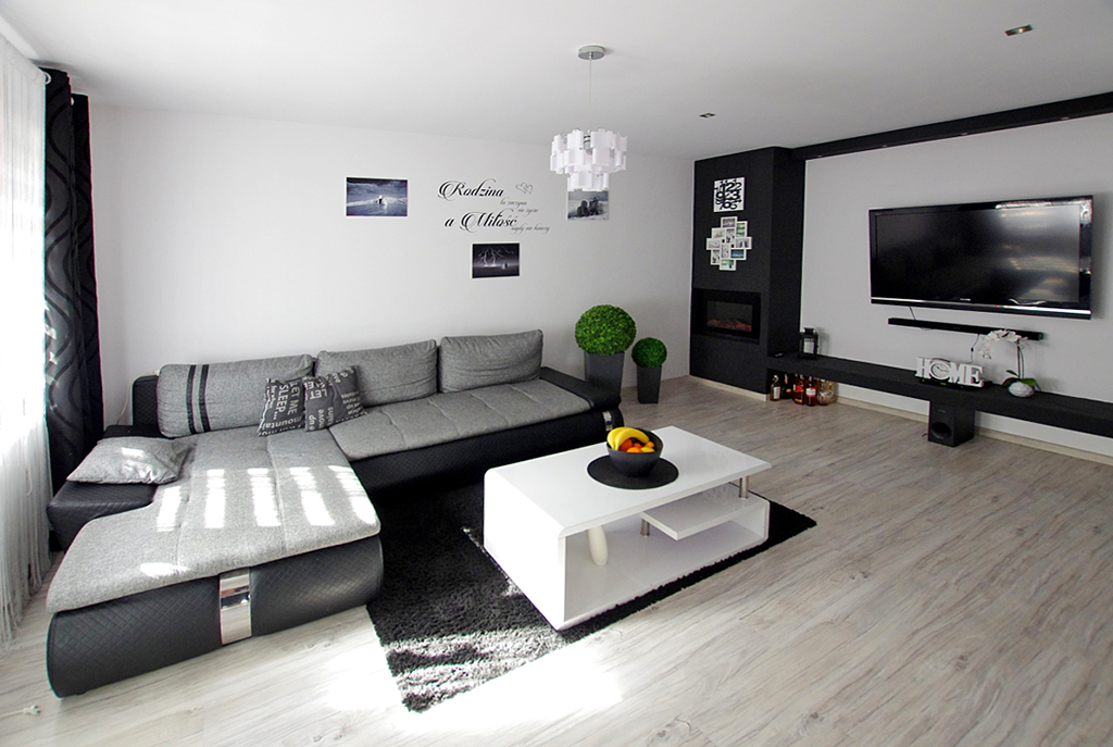 widok z innej perspektywy na luksusowy salon w ekskluzywnym apartamencie do sprzedaży w okolicach Legnicy