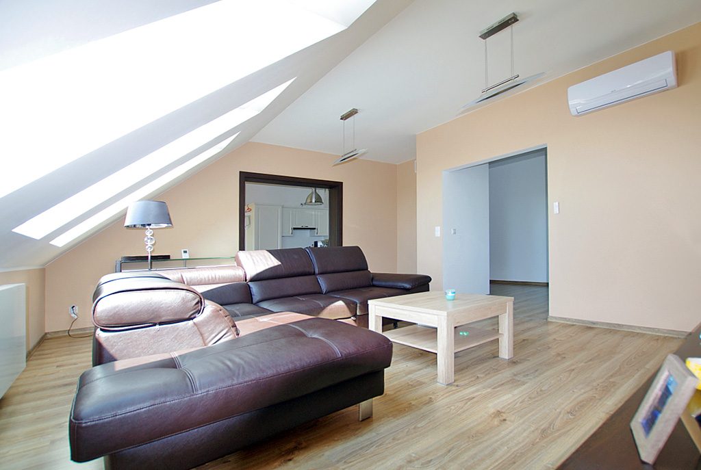 komfortowy salon w ekskluzywnym apartamencie doi sprzedaży w okolicach Legnicy