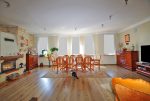 widok na jadalnię przy salonie luksusowego apartamentu do sprzedaży w okolicach Legnicy