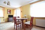 na zdjęciu wytworna jadalnia w luksusowym apartamencie w okolicach Szczecina na sprzedaż