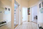 przestronny przedpokój z wejściami do poszczególnych pokoi w luksusowym apartamencie w Świnoujściu na sprzedaż