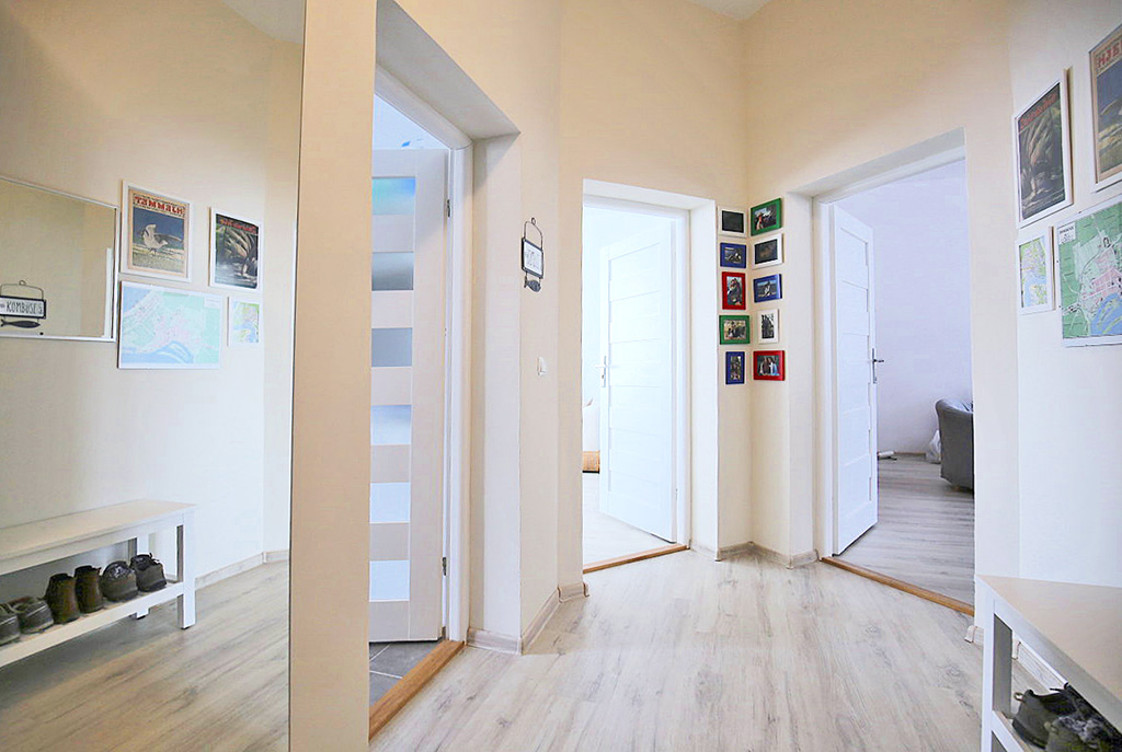 przestronny przedpokój z wejściami do poszczególnych pokoi w luksusowym apartamencie w Świnoujściu na sprzedaż