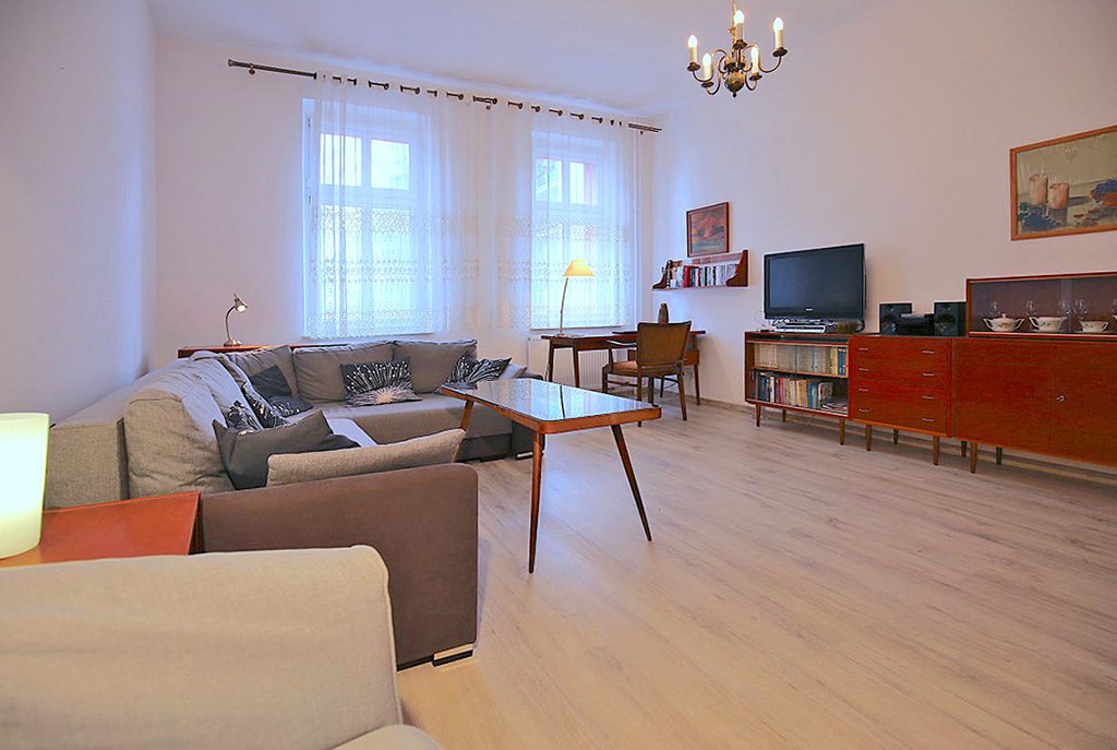 widok z innej perspektywy na luksusowy salon w ekskluzywnym apartamencie do sprzedaży w Świnoujściu