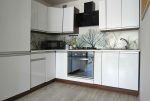 widok na umeblowaną kuchnię w luksusowym apartamencie do sprzedaży we Wrocławiu