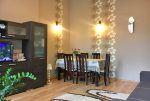 widok na wytworną jadalnię w luksusowym apartamencie do sprzedaży we Wrocławiu
