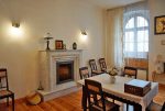 stylowy salon z kominkiem w ekskluzywnym apartamencie do sprzedaży we Wrocławiu