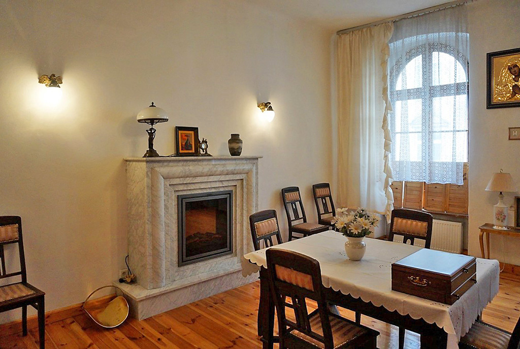 stylowy salon z kominkiem w ekskluzywnym apartamencie do sprzedaży we Wrocławiu