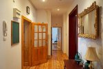 przestronny, elegancki przedpokój w luksusowym apartamencie we Wrocławiu na sprzedaż