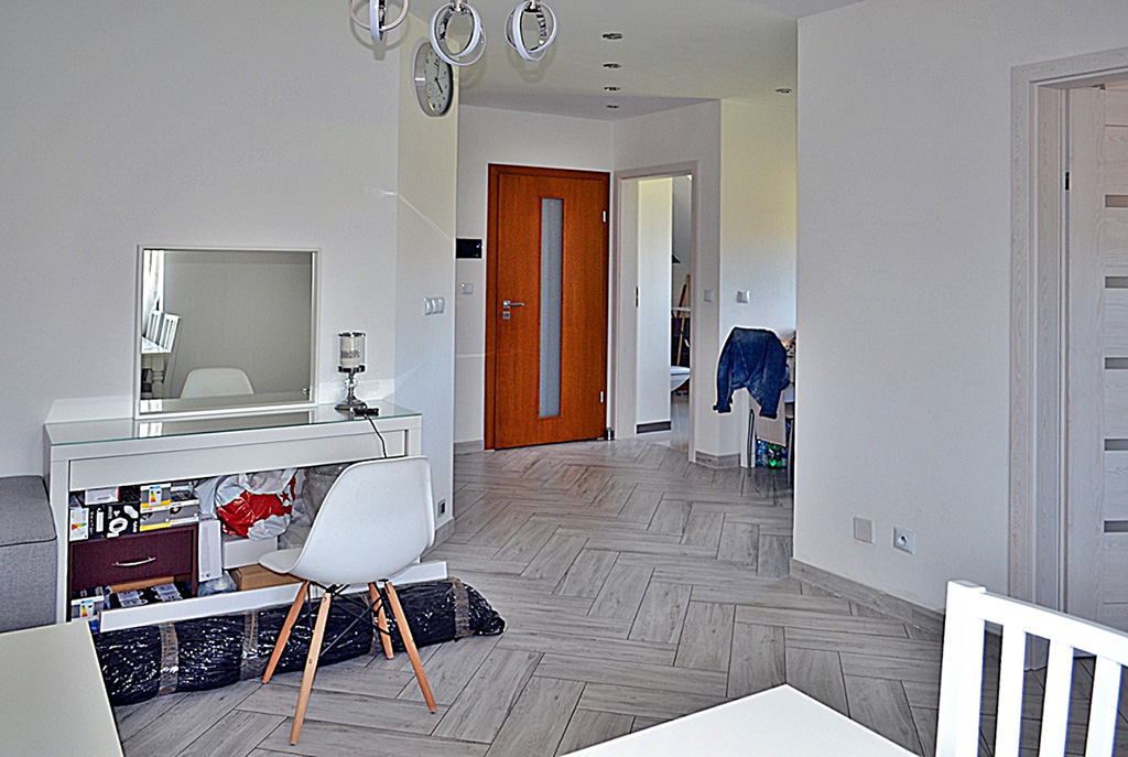 fragment przestronnego i bogatego wnętrza luksusowego apartamentu do wynajmu w Bolesławcu