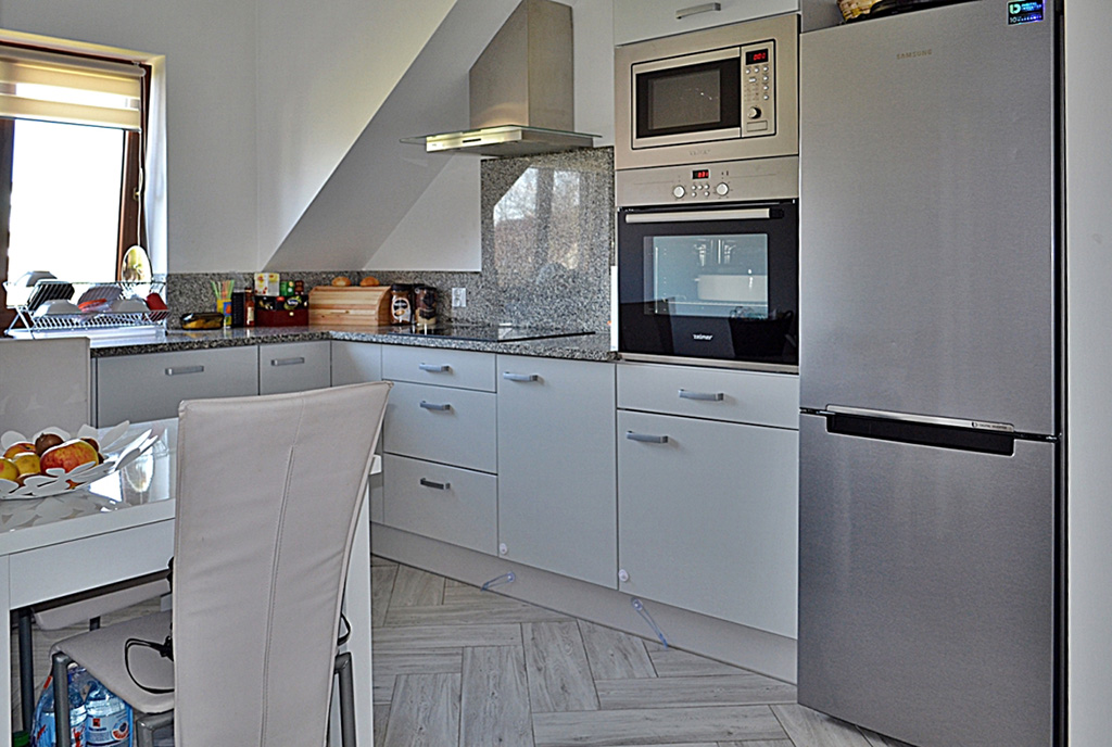 nowoczesna kuchnia w ekskluzywnym apartamencie w Bolesławcu na wynajem