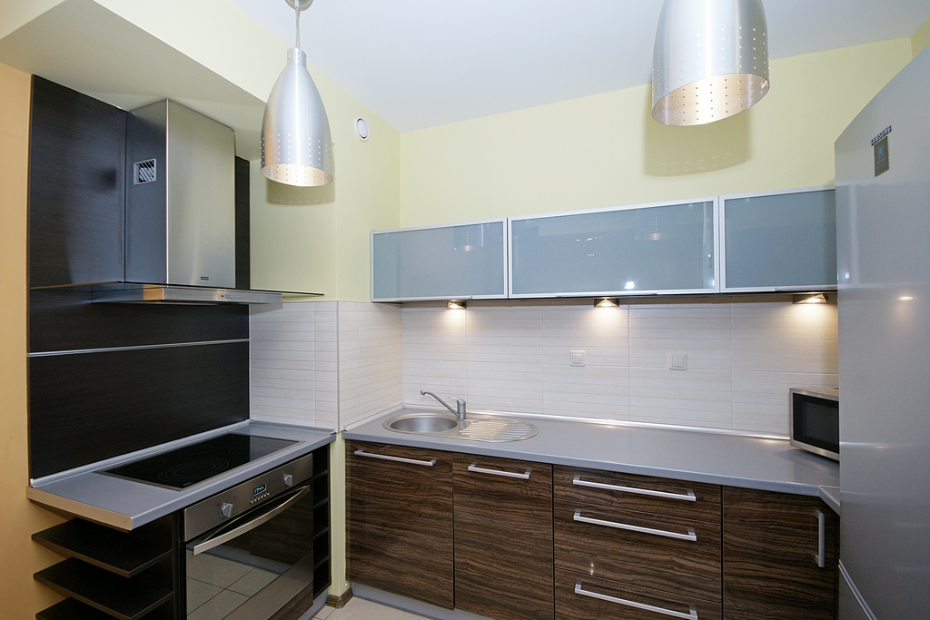 zdjęcie prezentuje umeblowaną kuchnię w luksusowym apartamencie w Katowicach na wynajem