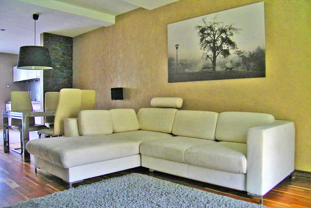 nowoczesny salon w ekskluzywnym apartamencie do wynajęcia w Krakowie