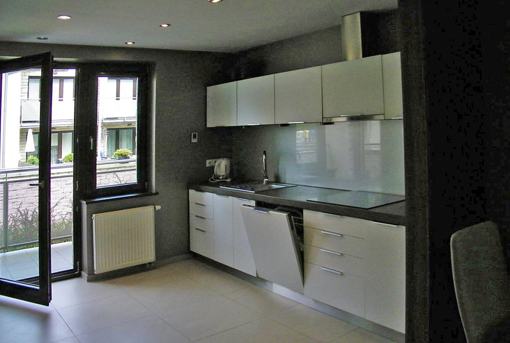 umeblowana komfortowo kuchnia w luksusowym apartamencie w Krakowie na wynajem