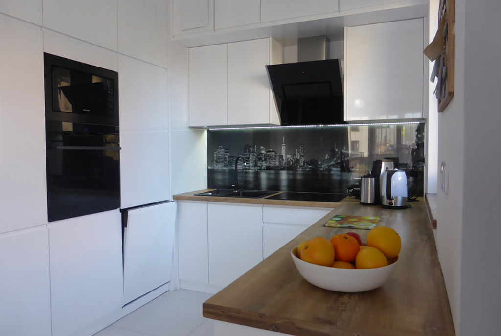 widok na nowocześnie umeblowaną i urządzoną kuchnię w ekskluzywnym apartamencie w Kwidzynie na wynajem