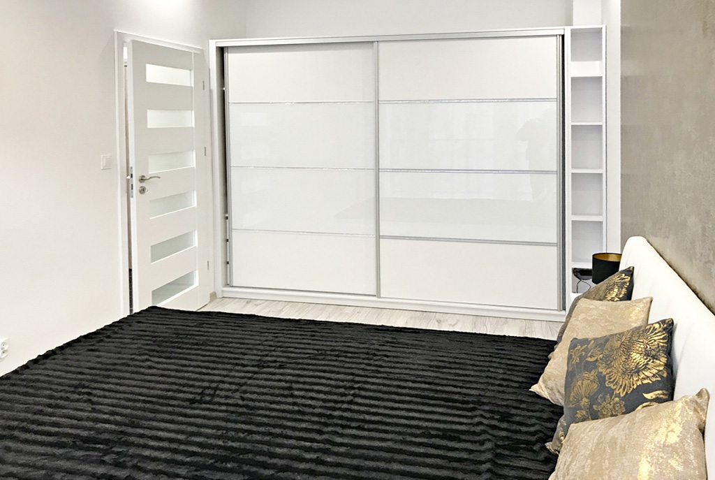 widok na przytulną sypialnię w luksusowym apartamencie w Legnicy na wynajem