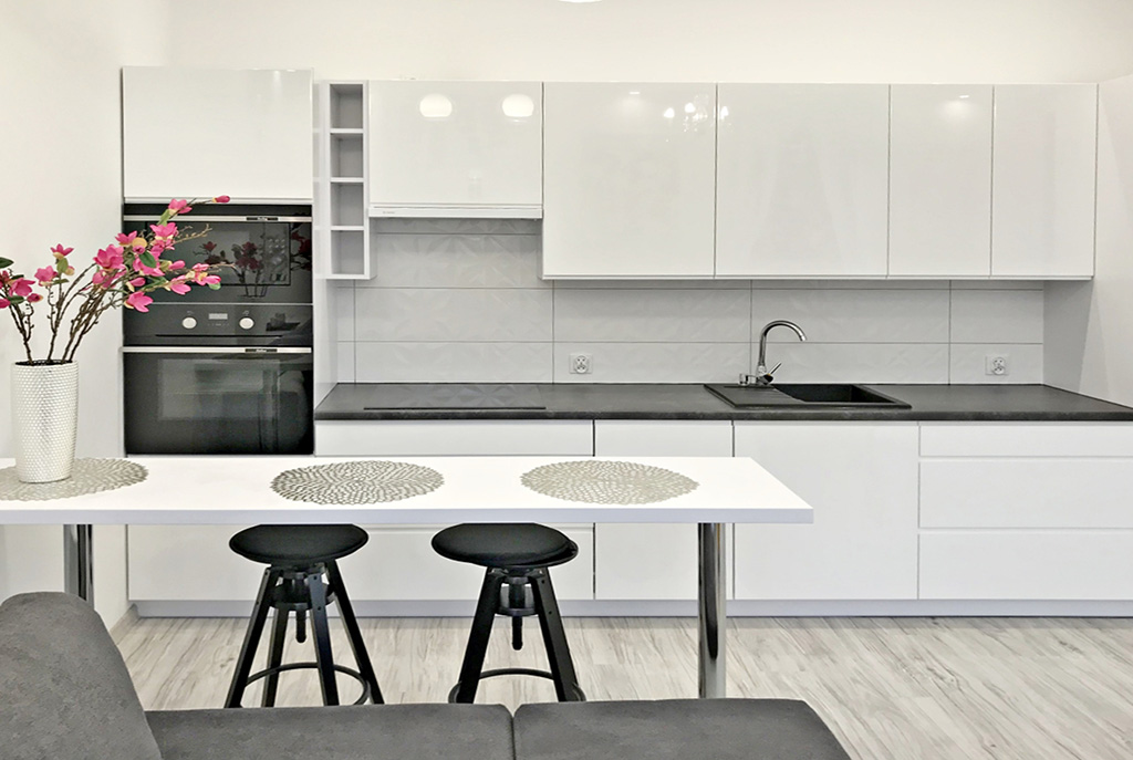 umeblowana i urządzona kuchnia w luksusowym apartamencie do wynajmu w Legnicy