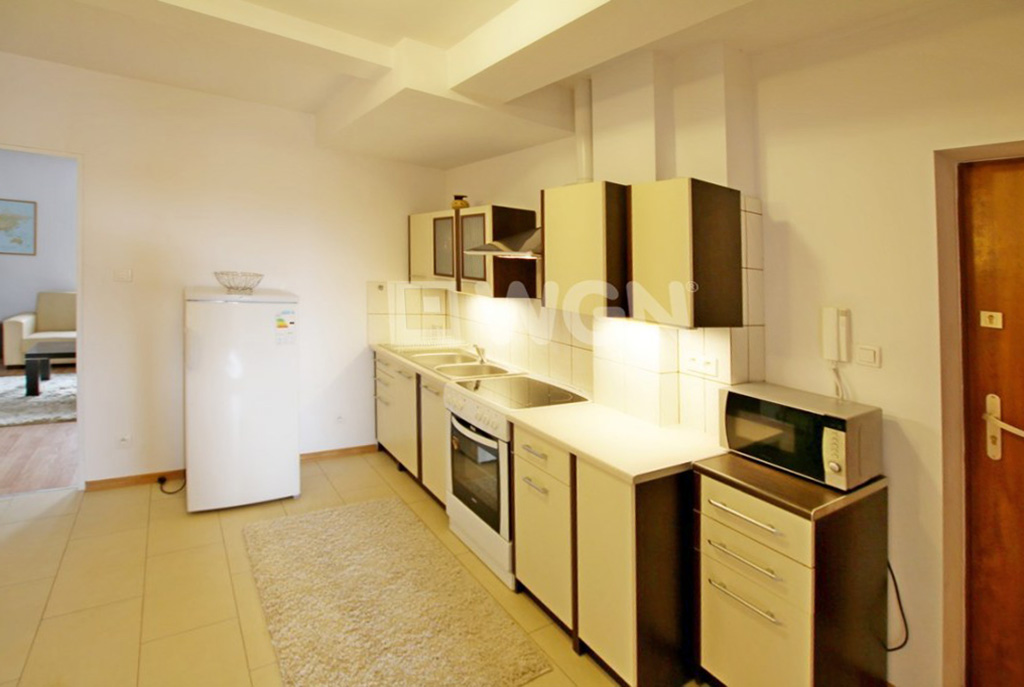 widok na umeblowaną kuchnię w luksusowym apartamencie w Szczecinie na wynajem