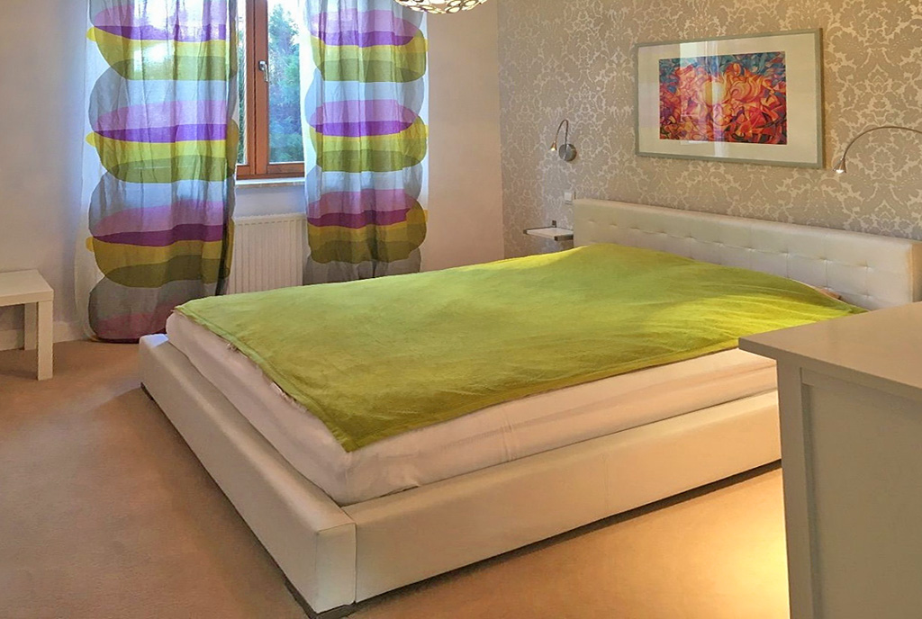 widok na sypialnię w ekskluzywnym apartamencie w Szczecinie na wynajem