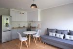 widok na jadalnię i fragment salonu w luksusowym apartamencie do wynajmu w Białymstoku