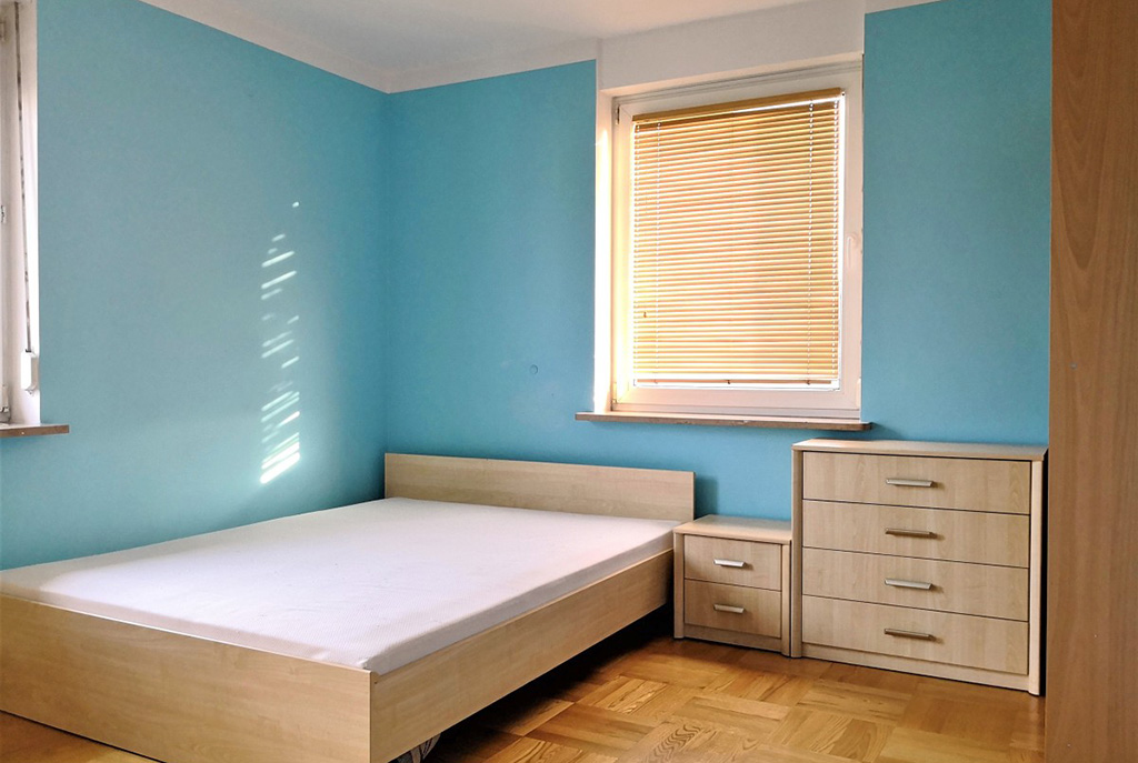 fragment zacisznej, prywatnej sypialni w luksusowym apartamencie w Krakowie na wynajem