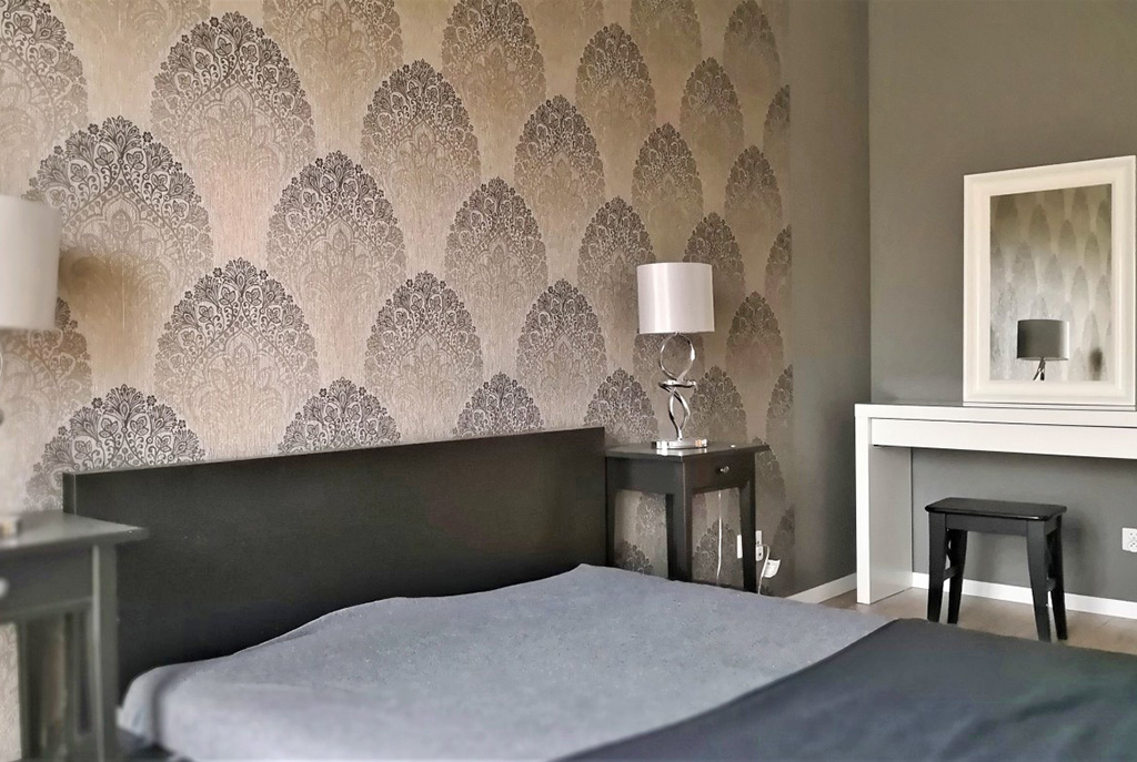 elegancka i zaciszna sypialnia w luksusowym apartamencie w Krakowie na wynajem