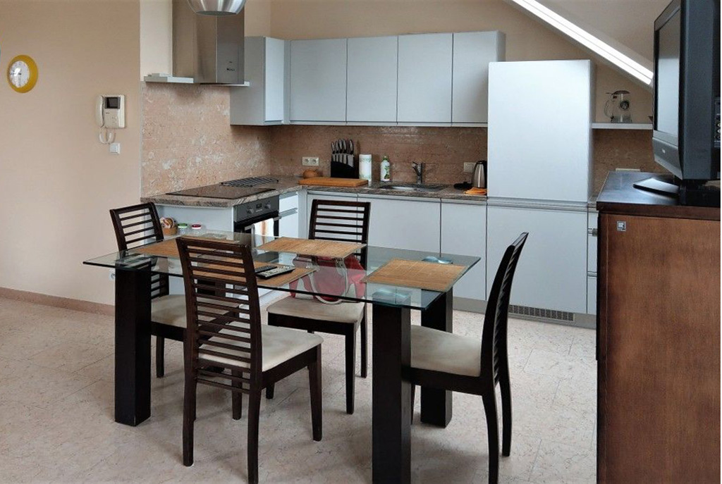 komfortowa kuchnia z jadalnią w ekskluzywnym apartamencie do wynajmu w Krakowie