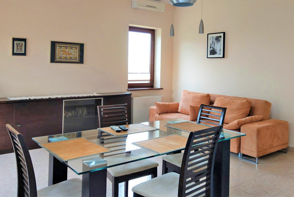 na pierwszym planie jadalnia, w oddali salon w ekskluzywnym apartamencie do wynajęcia w Krakowie