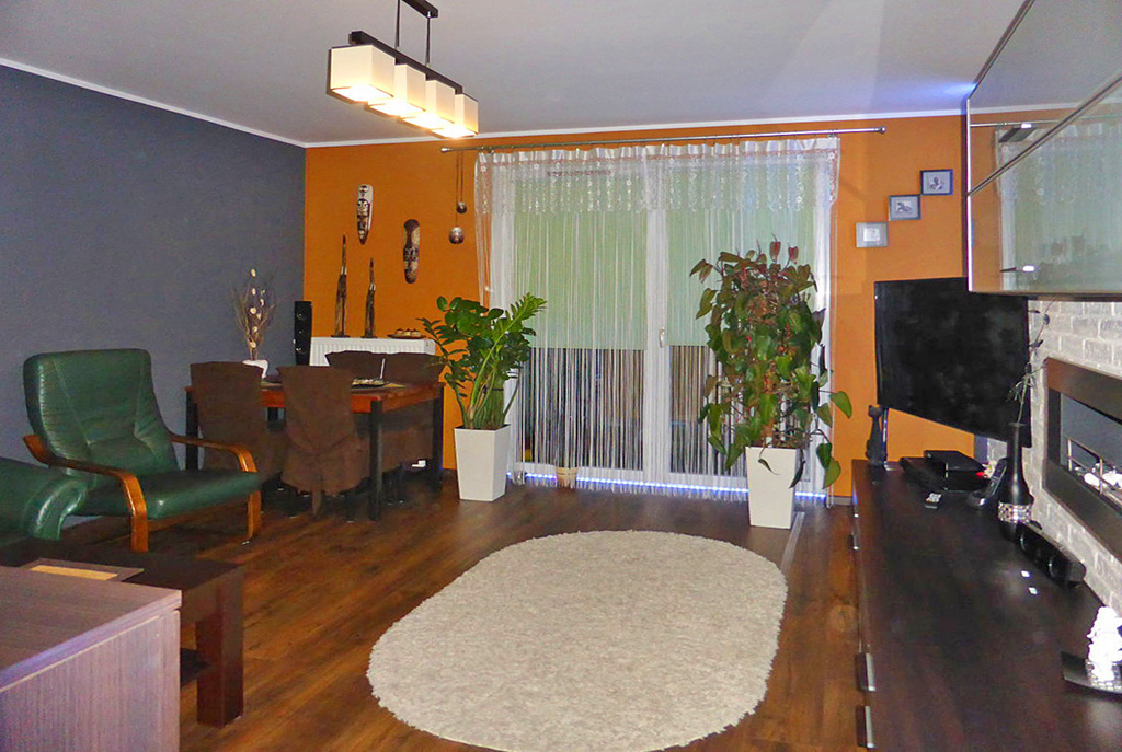 widok z innej perspektywy na luksusowy salon w ekskluzywnym apartamencie do wynajmu w Kwidzynie