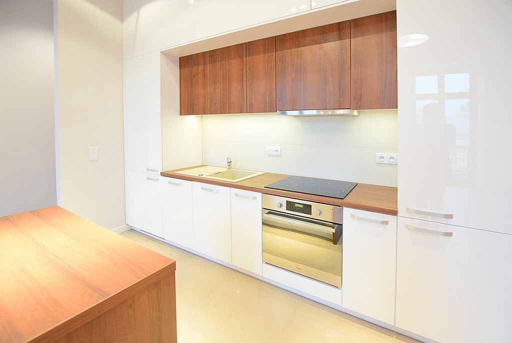zbliżenie na umeblowaną kuchnię w luksusowym apartamencie do wynajmu w Suwałkach