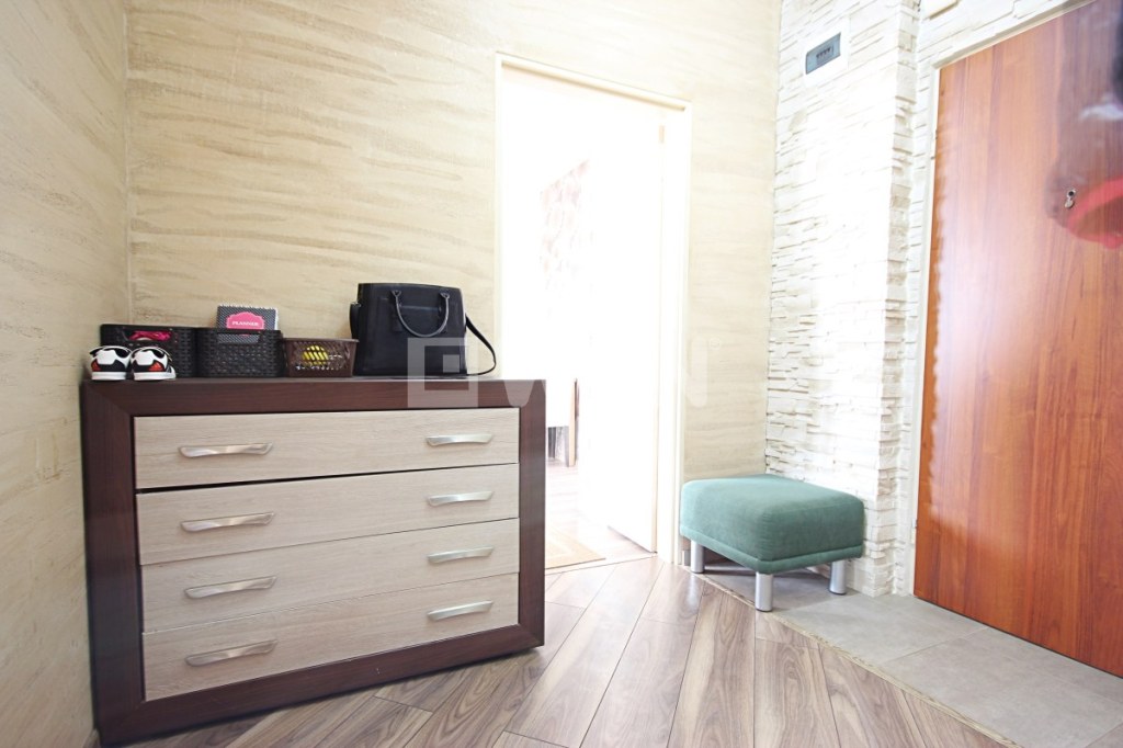 widok na elegancki przedpokój w luksusowym apartamencie do wynajmu w Szczecinie