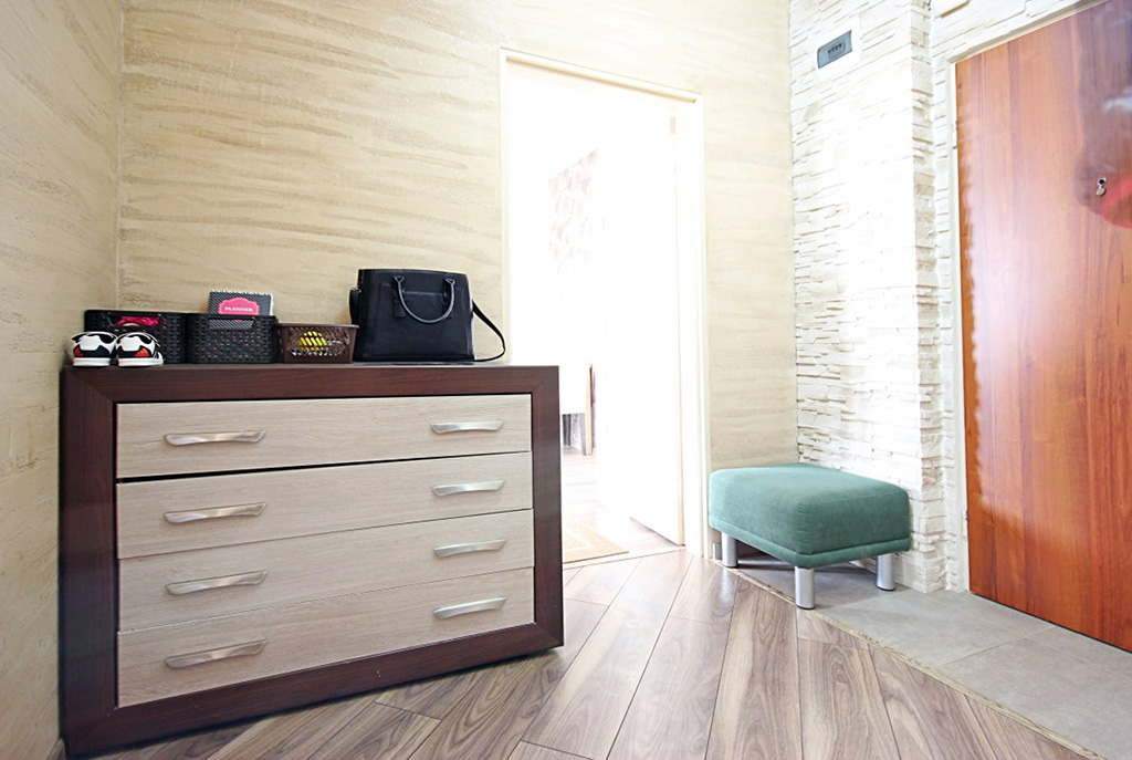 fragment komfortowego przedpokoju w luksusowym apartamencie do wynajmu w Szczecinie