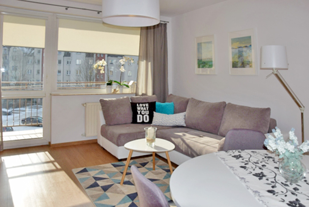 widok z innej perspektywy na luksusowy salon w ekskluzywnym apartamencie do wynajmu w Słupsku