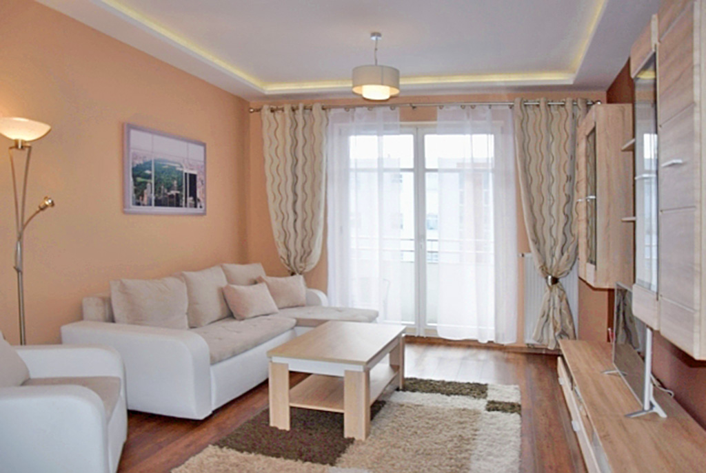 widok z innej perspektywy na luksusowy salon w ekskluzywnym apartamencie do wynajmu w Słupsku