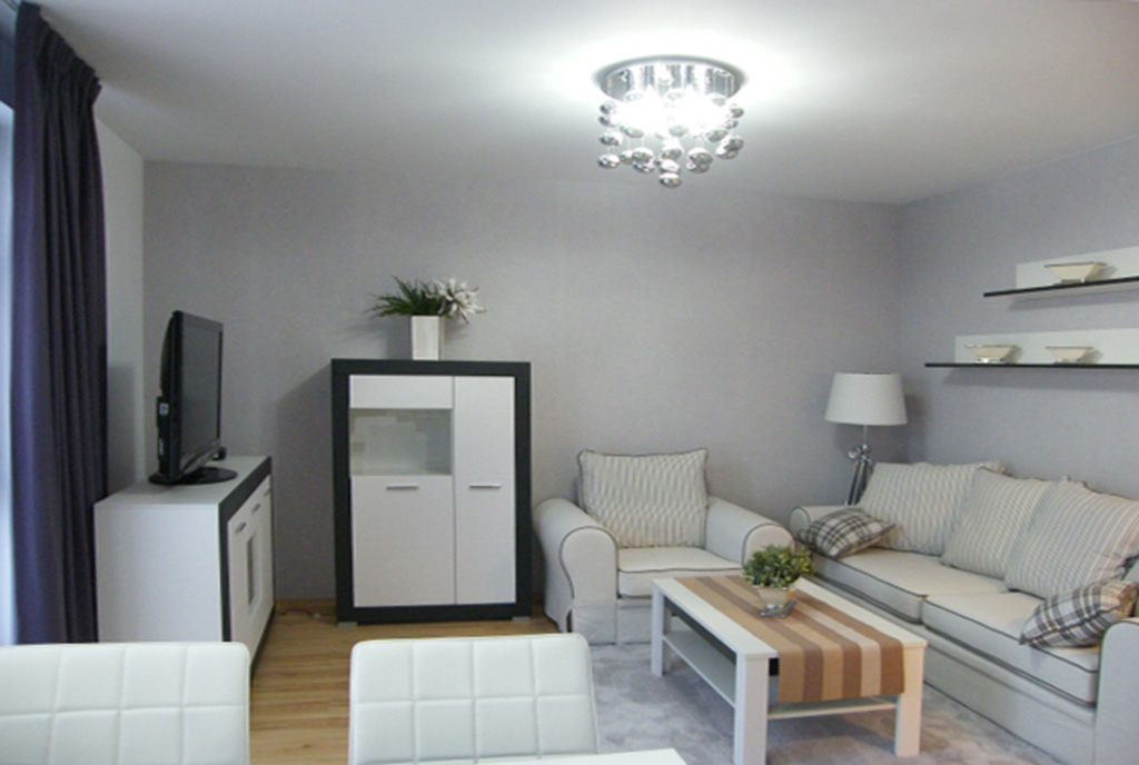 widok na wytworny salon w luksusowym apartamencie do wynajmu w Słupsku