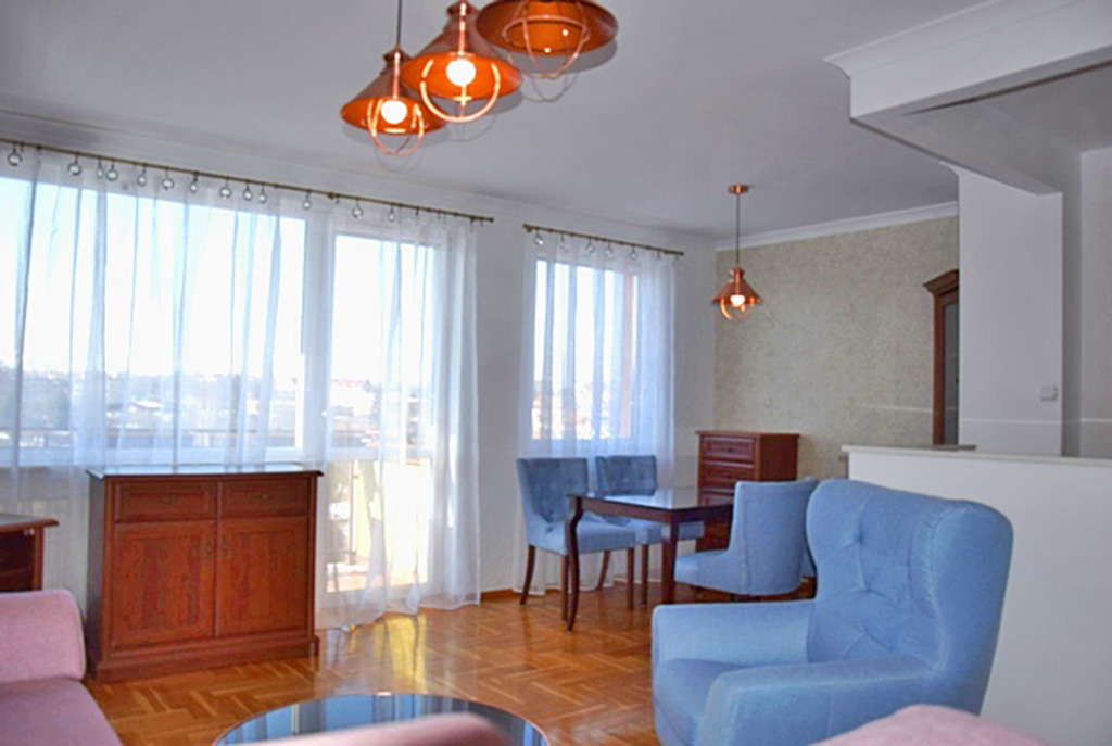 widok z innej perspektywy na luksusowy salon w ekskluzywnym apartamencie do wynajmu w Słupsku