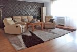 widok z innej perspektywy na luksusowy salon w ekskluzywnym apartamencie do sprzedaży w Kaliszu