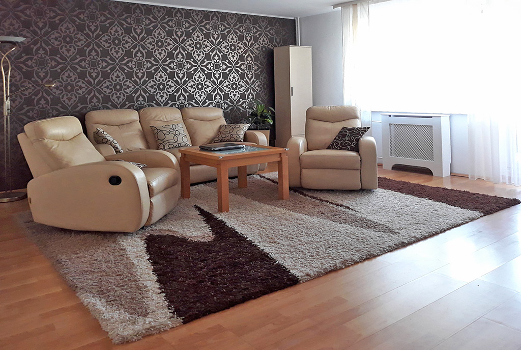 widok z innej perspektywy na luksusowy salon w ekskluzywnym apartamencie do sprzedaży w Kaliszu