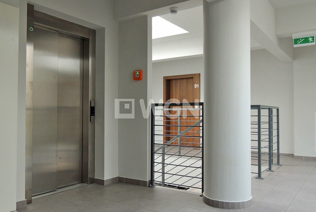 widok na zadbaną klatkę schodową przy luksusowym apartamencie w Katowicach na wynajem