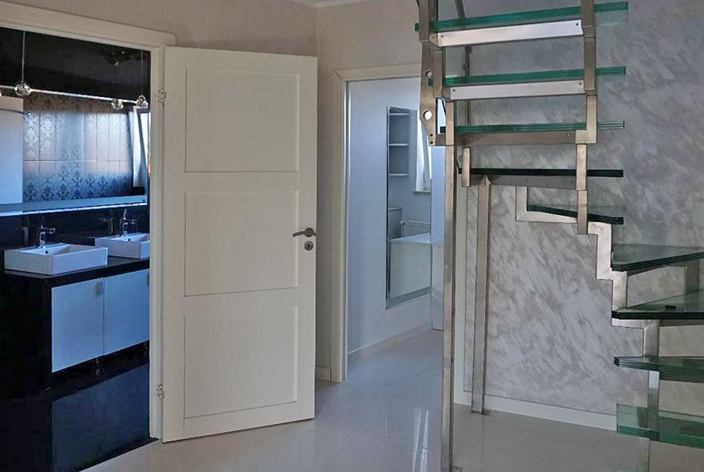 widok na przestronny przedpokój z wejściami do pokoi w luksusowym apartamencie w Szczecinie na wynajem