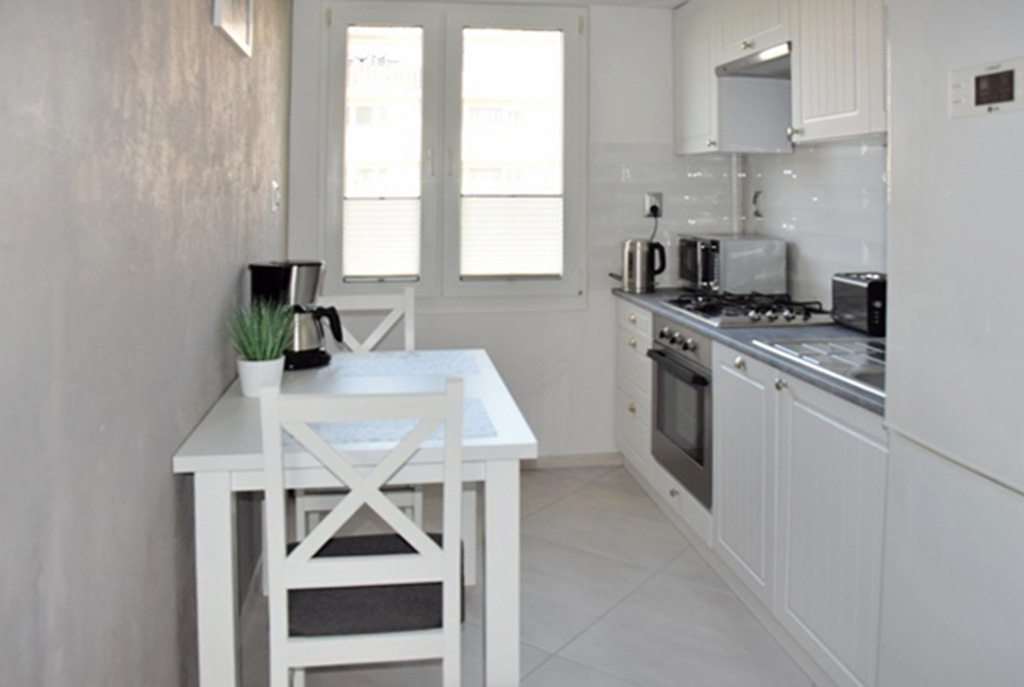 komfortowo urządzona kuchnia w ekskluzywnym apartamencie w Słupsku na wynajem