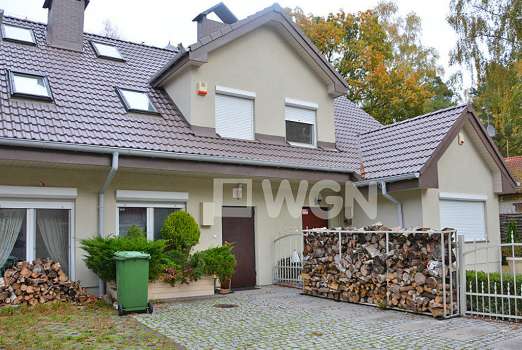widok od strony ogrodu na luksusową willę nad morzem na sprzedaż