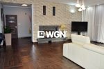 zdjęcie prezentuje prestiżowy salon w ekskluzywnej willi w Bolesławcu na sprzedaż